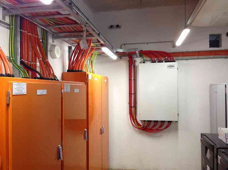 Industrial power box cabling
